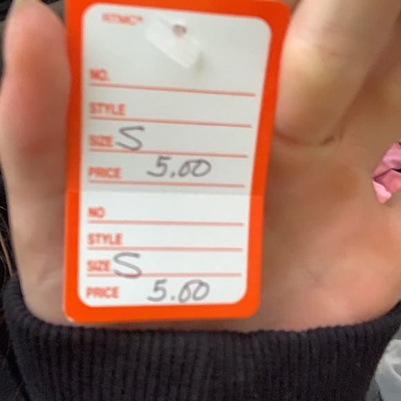 Woman’s pink button down blouse. Never worn, great for casual wear - Picture 3 of 3